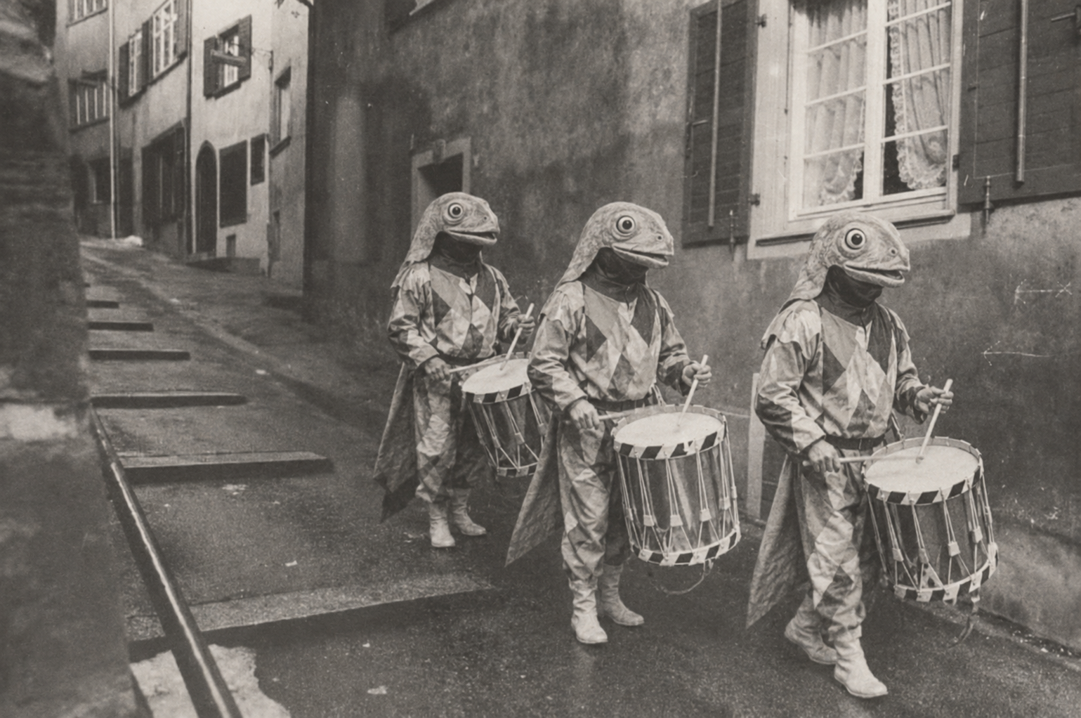 Historisches Schwarz-Weiss-Foto der Trommelgruppe Kaulquappe aus dem Gründungsjahr 1985